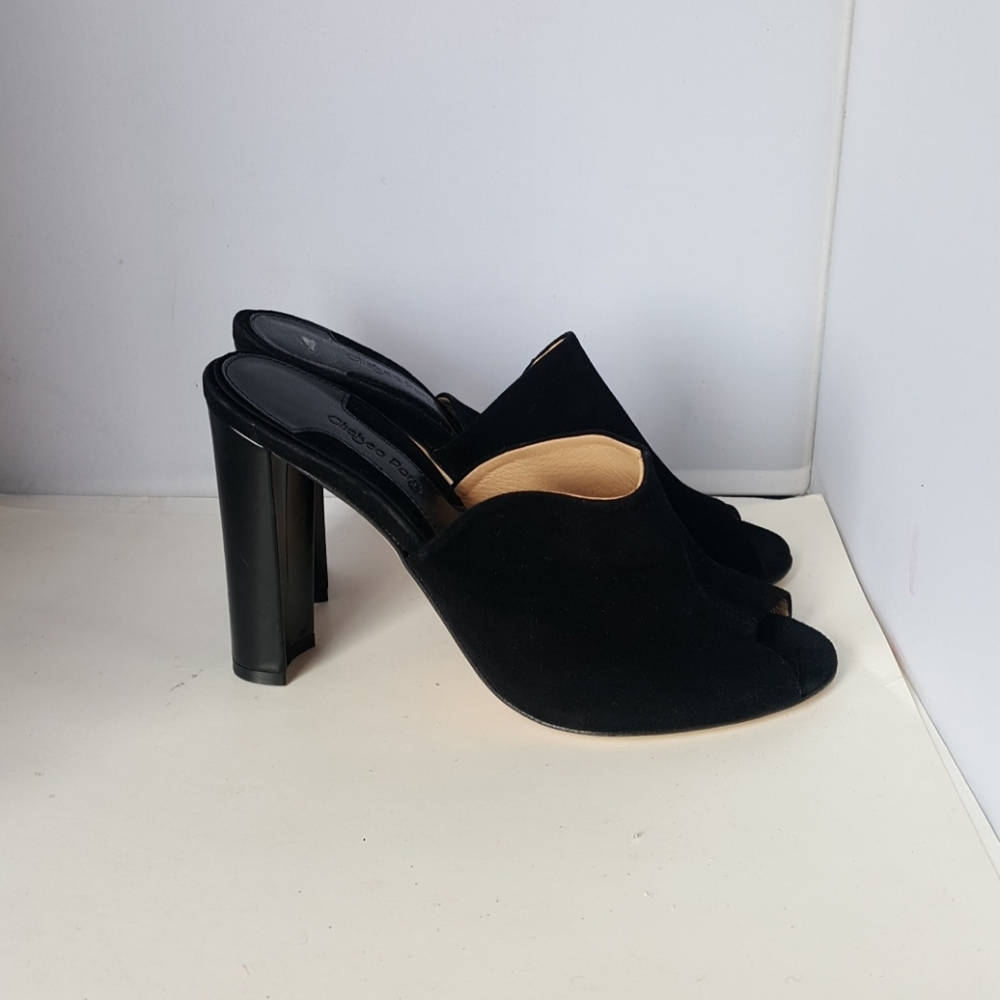 Chelsea Paris Barneys NY Black Yuwa Mules sz 8